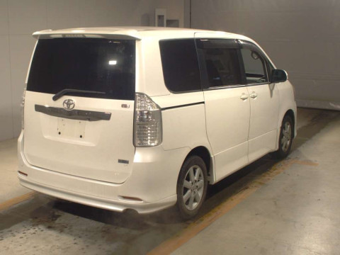 2008 Toyota Noah ZRR70W[1]