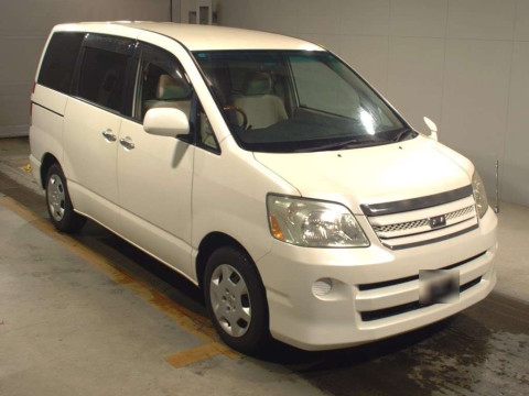 2007 Toyota Noah AZR60G[2]