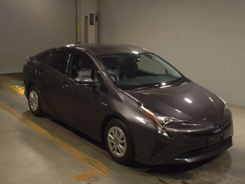 2017 Toyota Prius ZVW50[2]