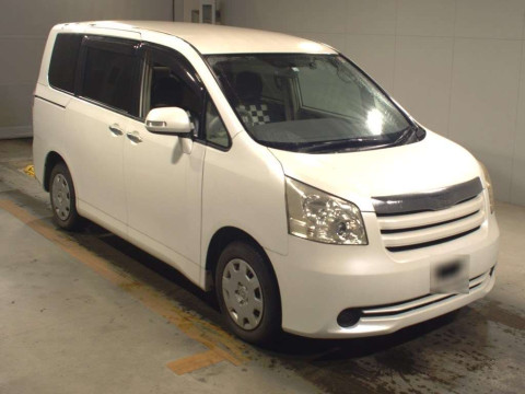 2010 Toyota Noah ZRR70G[2]