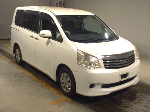 2010 Toyota Noah ZRR70G[2]