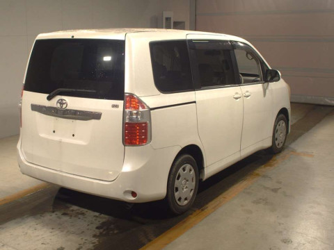 2007 Toyota Noah ZRR70G[1]