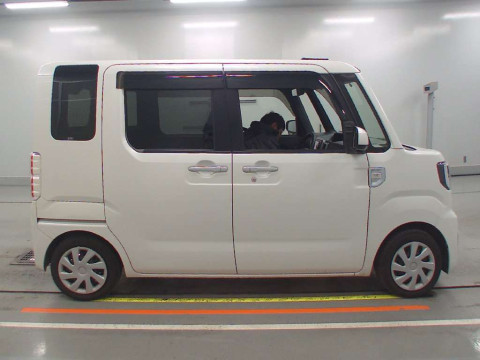 2015 Daihatsu Wake LA700S[2]