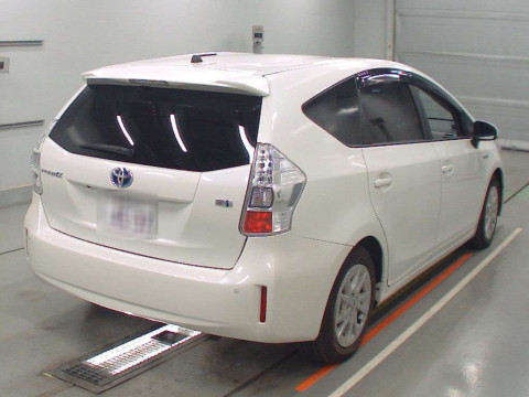 2011 Toyota Prius alpha ZVW41W[1]