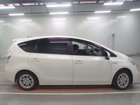 2011 Toyota Prius alpha ZVW41W[2]