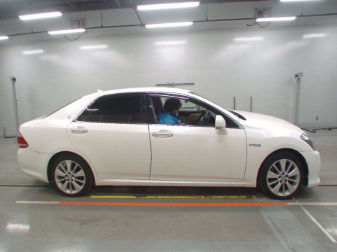 2012 Toyota Crown Hybrid GWS204[2]