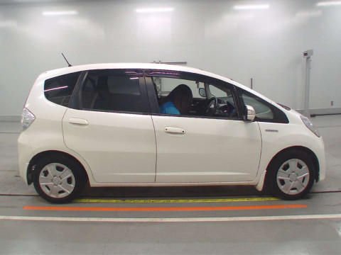 2013 Honda Fit Hybrid GP1[2]