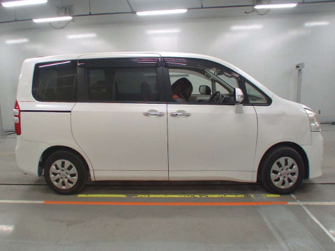 2012 Toyota Noah ZRR70G[2]