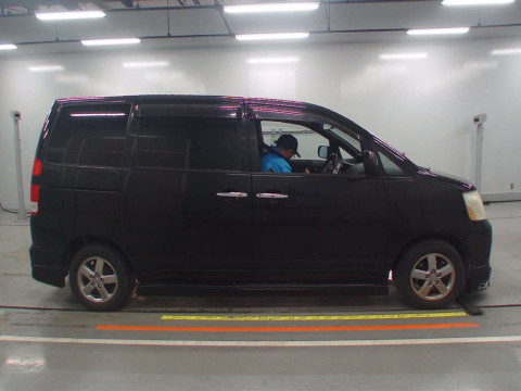 2006 Toyota Noah AZR60G[2]