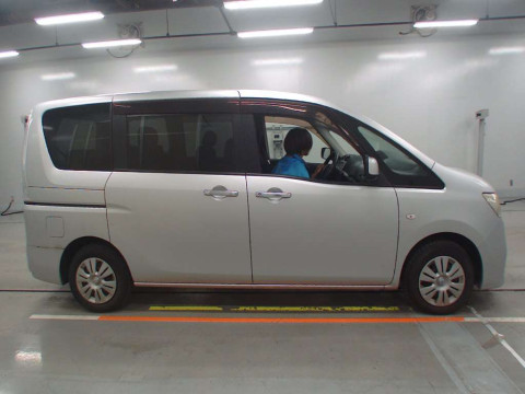 2011 Nissan Serena C26[2]