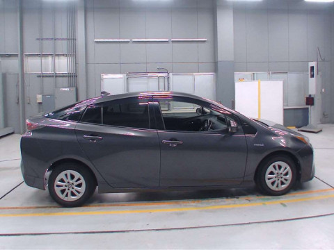 2016 Toyota Prius ZVW50[2]