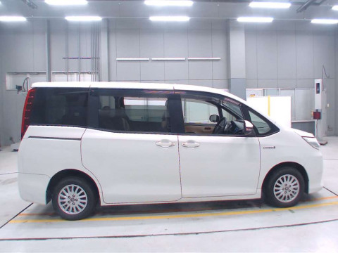 2014 Toyota Noah ZWR80G[2]