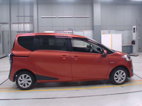 2016 Toyota Sienta NHP170G[2]