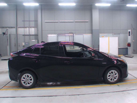 2018 Toyota Prius ZVW50[2]