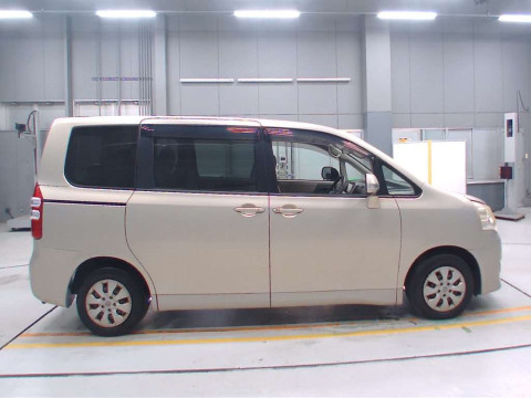 2011 Toyota Noah ZRR70G[2]