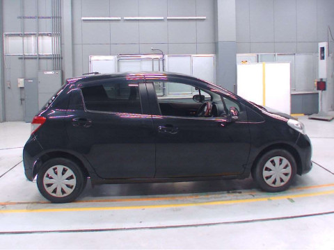 2011 Toyota Vitz NSP130[2]