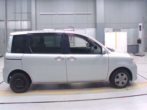 2012 Toyota Sienta NCP81G[2]