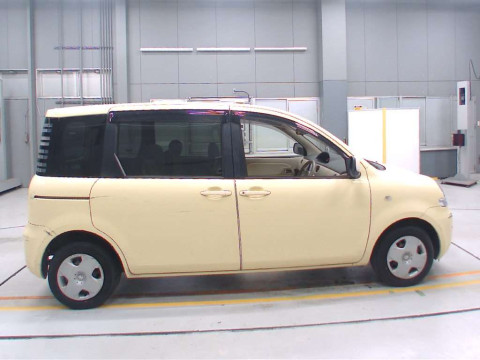 2004 Toyota Sienta NCP81G[2]