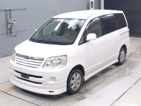 2004 Toyota Noah AZR60G[0]