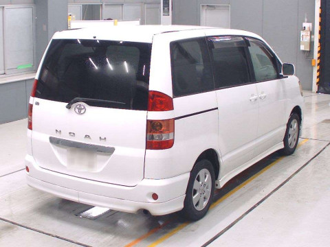 2004 Toyota Noah AZR60G[1]