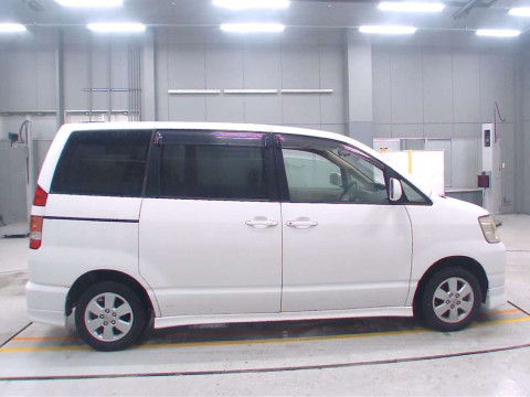 2004 Toyota Noah AZR60G[2]