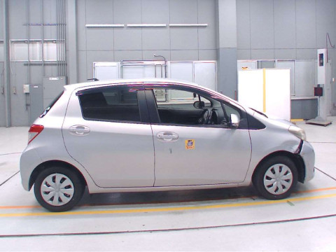 2013 Toyota Vitz NSP130[2]