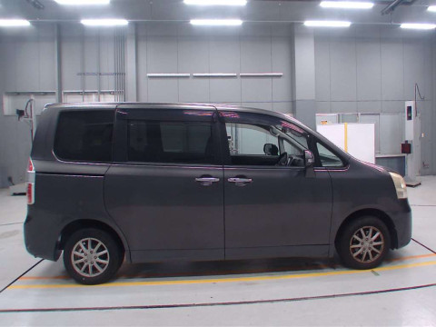 2009 Toyota Noah ZRR70G[2]