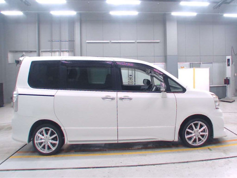 2012 Toyota Voxy ZRR70W[2]