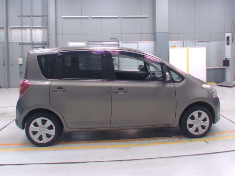 2010 Toyota Ractis SCP100[2]