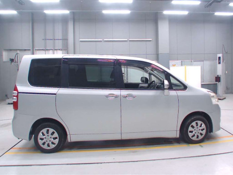 2012 Toyota Noah ZRR70G[2]