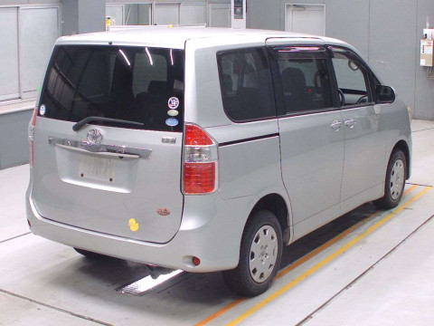 2010 Toyota Noah ZRR75G[1]