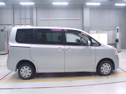 2010 Toyota Noah ZRR75G[2]