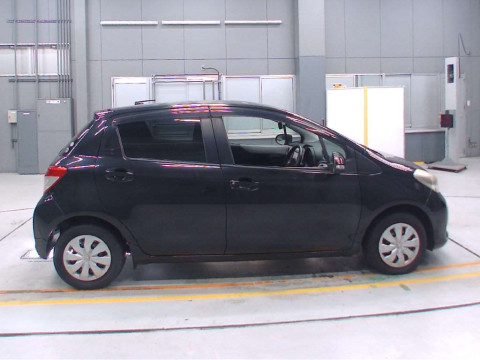 2011 Toyota Vitz NSP130[2]