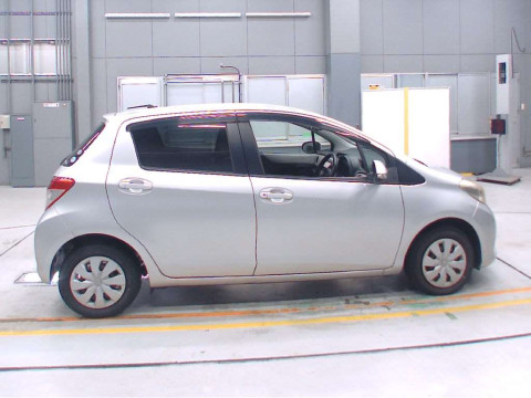 2011 Toyota Vitz NSP130[2]