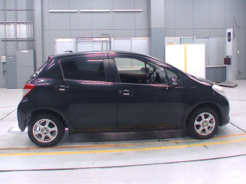 2013 Toyota Vitz KSP130[2]