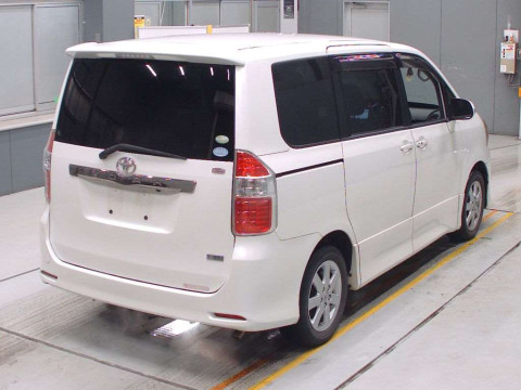 2010 Toyota Noah ZRR70W[1]