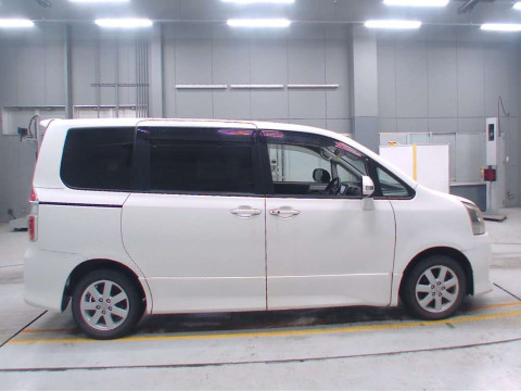 2010 Toyota Noah ZRR70W[2]