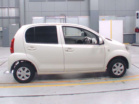 2011 Toyota Passo KGC30[2]