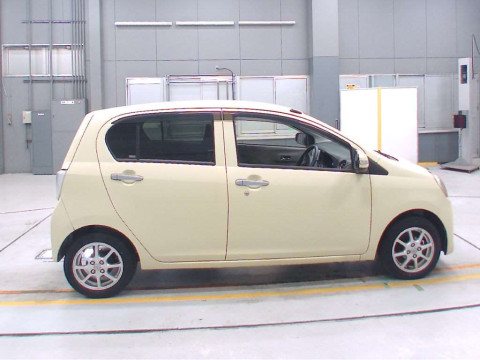 2013 Toyota Pixis Epoch LA300A[2]