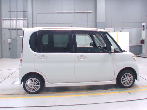 2010 Daihatsu Tanto L375S[2]