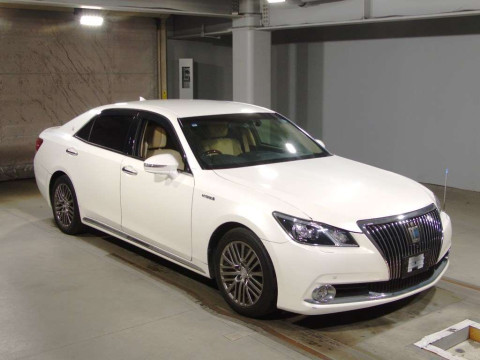 2013 Toyota Crown Majesta GWS214[2]