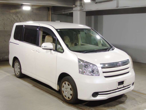 2008 Toyota Noah ZRR70G[2]