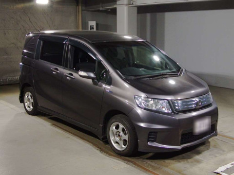 2013 Honda Freed spike hybrid GP3[2]