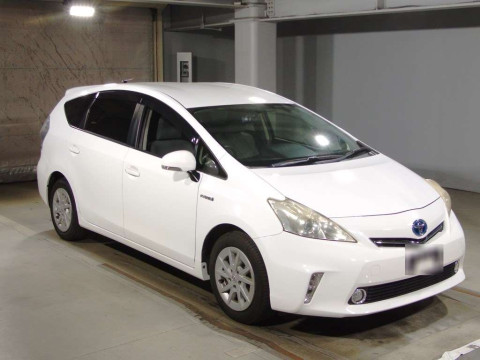 2013 Toyota Prius alpha ZVW41W[2]