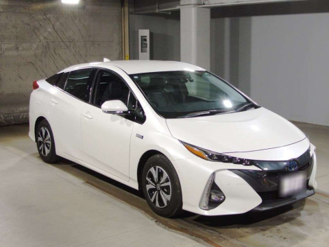 2019 Toyota Prius PHV ZVW52[2]