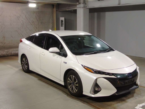 2018 Toyota Prius PHV ZVW52[2]