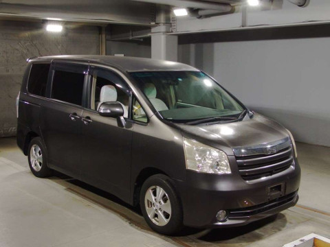 2010 Toyota Noah ZRR70G[2]