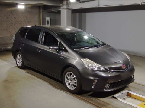 2014 Toyota Prius alpha ZVW41W[2]