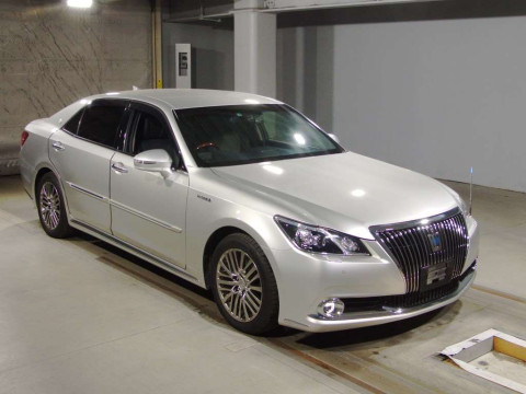 2016 Toyota Crown Majesta GWS214[2]