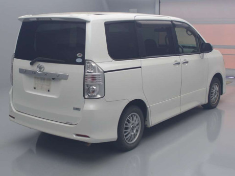 2009 Toyota Voxy ZRR70W[1]